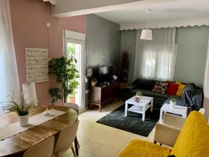 Posezení v ubytování Oasis Luxury detached House in Thessaloniki with Hydromassage