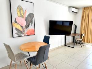 Sjónvarps- og/eða afþreyingartæki á Maho Beach House - Studio - Beach Access