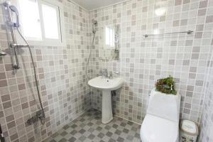 Koupelna v ubytování Danaharu Guesthouse