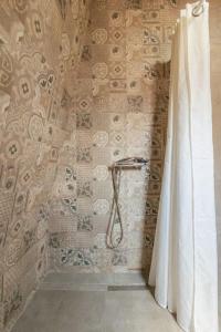 ein Bad mit einer Dusche und einem Duschvorhang in der Unterkunft Flamingo Apartment in Pristina