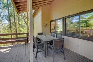 Balkón nebo terasa v ubytování Prescott Cabin Rental Game Room and Mountain Views!