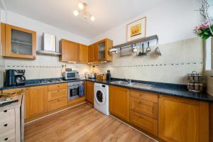 Kuchyň nebo kuchyňský kout v ubytování Lovely garden apartment in Wimbledon Town Centre with private parking by Wimbledon Holiday Lets