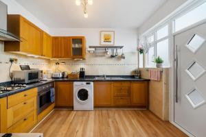 Kuchyň nebo kuchyňský kout v ubytování Lovely garden apartment in Wimbledon Town Centre with private parking by Wimbledon Holiday Lets