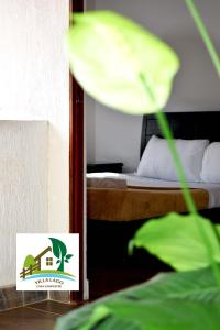 a sign in front of a bedroom with a bed at Casa Campestre Villa Lago in Quebradanegra
