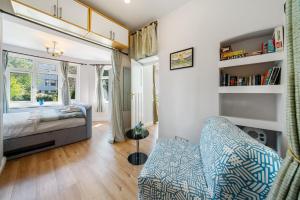 Postel nebo postele na pokoji v ubytování Lovely garden apartment in Wimbledon Town Centre with private parking by Wimbledon Holiday Lets
