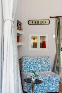 Posezení v ubytování Lovely garden apartment in Wimbledon Town Centre with private parking by Wimbledon Holiday Lets