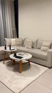 - un salon avec un canapé et une table basse dans l'établissement Home 4U in Dubai Center, à Dubaï