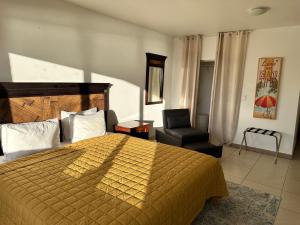 Rúm í herbergi á Maho Beach House - Studio - Beach Access