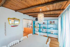 a dining room with a white table and chairs at cabaña Calipso in Puchuncaví