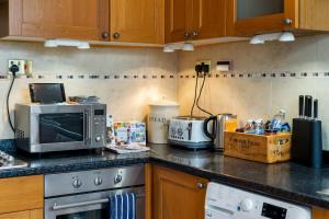 Kuchyň nebo kuchyňský kout v ubytování Lovely garden apartment in Wimbledon Town Centre with private parking by Wimbledon Holiday Lets