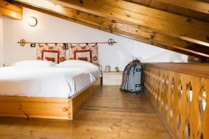 Ein Bett oder Betten in einem Zimmer der Unterkunft --15 minuti da Courmayeur--Borgo Storico