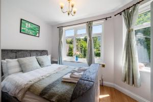 Postel nebo postele na pokoji v ubytování Lovely garden apartment in Wimbledon Town Centre with private parking by Wimbledon Holiday Lets