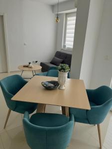 een tafel en stoelen in de woonkamer bij The Emerald Dream in Ohrid