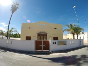 un bâtiment avec une porte devant lui dans l'établissement Affittacamere Torre Lapillo, à Torre Lapillo