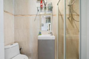 Koupelna v ubytování Lovely garden apartment in Wimbledon Town Centre with private parking by Wimbledon Holiday Lets