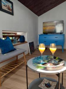 uma sala de estar com uma mesa com dois copos de vinho em Blue em Pula