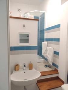 y baño con lavabo y ducha. en LA REGGIA APARTMENTS MILAZZO en Milazzo