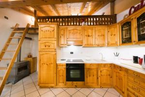 Küche/Küchenzeile in der Unterkunft --15 minuti da Courmayeur--Borgo Storico
