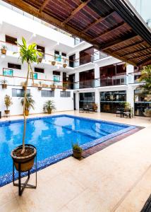 una piscina en medio de un edificio en Mc Hotel Ica, en Ica