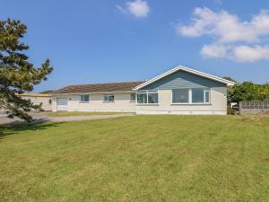 a house with a large yard in front of it at Seaport Lodge in Mawgan Porth