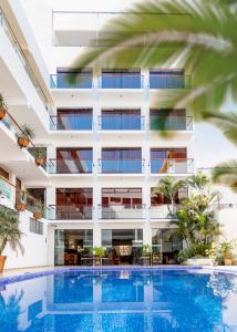 A piscina localizada em Mc Hotel Ica ou nos arredores
