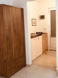 una cocina con una gran puerta de madera en una habitación en Pension Zoi, en Kolymbia