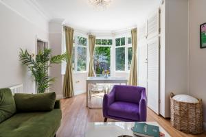 Posezení v ubytování Lovely garden apartment in Wimbledon Town Centre with private parking by Wimbledon Holiday Lets