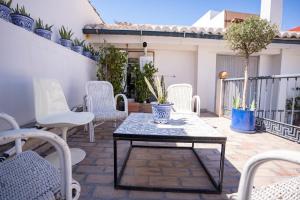 Valencia Luxury Guest House في Godella: فناء مع كراسي وطاولة على شرفة