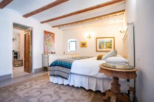 a bedroom with a bed and a table at Valencia Luxury Guest House in Godella