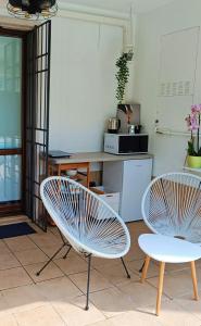 twee stoelen en een tafel in de keuken bij Picnic Room and Pool in Castelnuovo del Garda