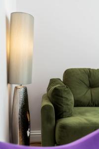 Posezení v ubytování Lovely garden apartment in Wimbledon Town Centre with private parking by Wimbledon Holiday Lets