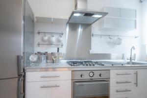 uma cozinha com um fogão e um lavatório em Residence Santa Tecla em Trieste