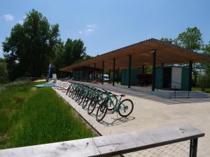 une rangée de vélos garés devant un bâtiment dans l'établissement Tente Lodge pour 5 personnes en bordure de la rivière Allier, à Saint-Yorre