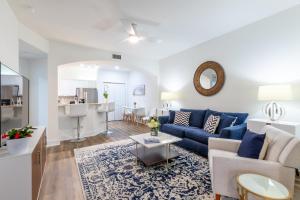 ein Wohnzimmer mit einem blauen Sofa und einem Tisch in der Unterkunft One Club Gulf Shores in Gulf Shores