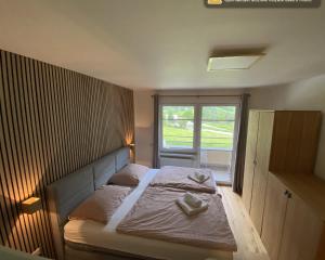 a bedroom with a bed with towels on it at Mölltaler Gletscher Apartment in Flattach