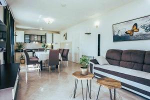 Χώρος καθιστικού στο Apartment Kerum Plus Rooftop with Intex Pure Spa