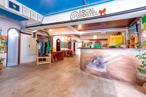 a store with a shark painted on the wall at Local Hostel & Suites Manaus in Manaus