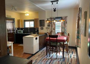 een keuken en eetkamer met een tafel en stoelen bij Come and Get your Love at Hikers Haven! Only 10 minutes from Mount Shasta-Pet Friendly in Mount Shasta