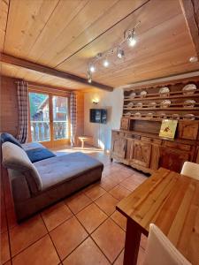 una habitación con una cama y una mesa en una habitación en Résidences Delavay Les Pistes, en Les Gets 17 fotos más