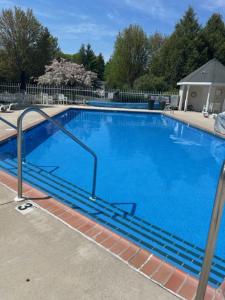 une grande piscine d'eau bleue dans l'établissement Pheasant Park Resort, à Sister Bay