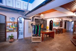 una habitación con una tienda con un estante de esquís en Local Hostel Manaus, en Manaus
