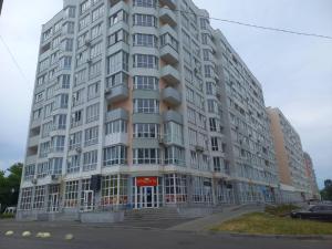 ein großes Apartmenthaus in einer Stadtstraße in der Unterkunft Квартира в центре, новострой in Tschernihiw