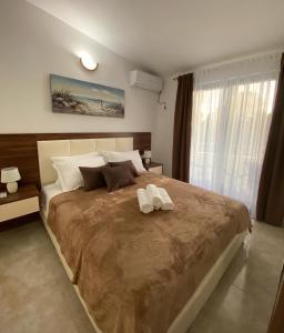 Кровать или кровати в номере Robi Apartments