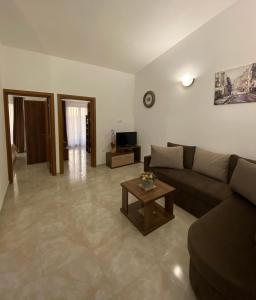 烏爾齊尼的住宿－Robi Apartments，带沙发和咖啡桌的客厅