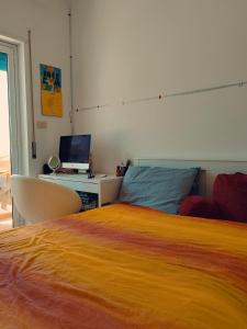 サン・レオーネにあるcasa Rituzzaのベッドルーム1室(ベッド1台、デスク、コンピュータ付)