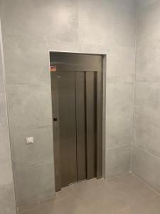 een lift in een kamer met een muur bij Habitación individual in Valencia