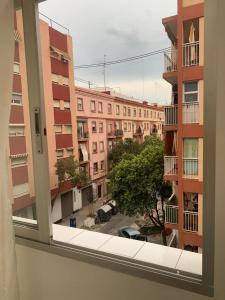 een uitzicht vanuit een raam van een appartementencomplex bij Habitación individual in Valencia