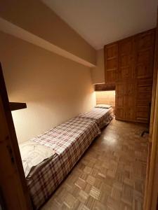 1 Schlafzimmer mit 2 Betten in einem Zimmer in der Unterkunft Espoire - villar vda la salle cir 26 in Villair