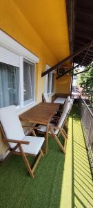 a patio with a table and chairs on a balcony at Levendula apartmanház in Hajdúszoboszló