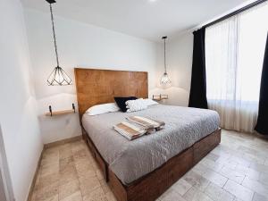 a bedroom with a bed with two towels on it at Hermoso depto con alberca en el condo La Luminaria Casonas y Villas in San Miguel de Allende +71 photos